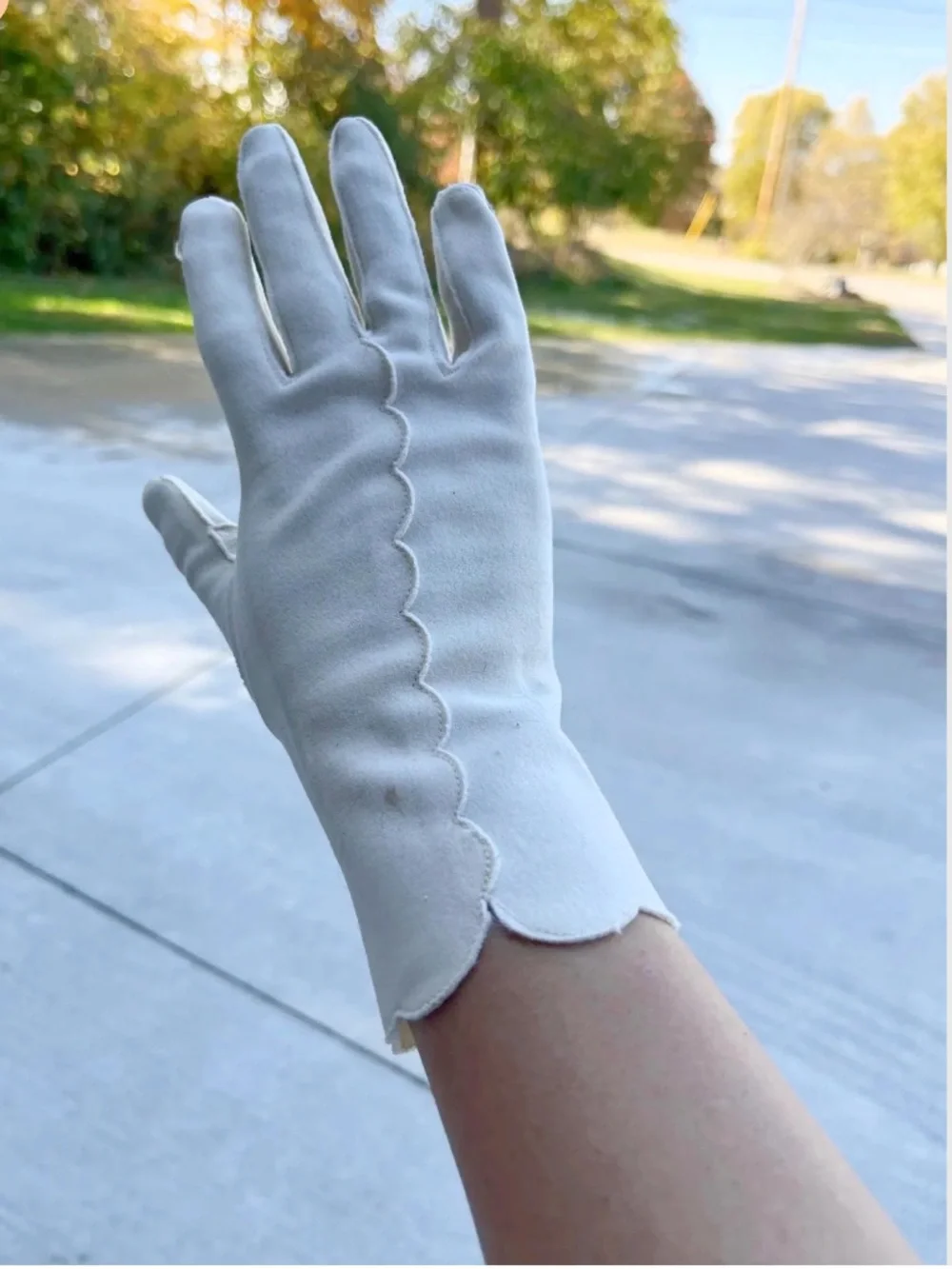 VINTAGE WHITE SCALLOPED COTTON GLOVES